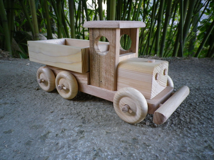 Maquette en bois, le camion benne.