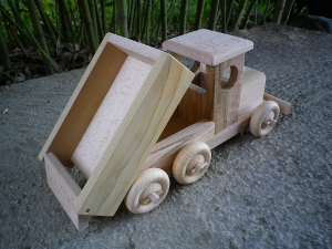 camion jouet en bois artisanal avec benne basculante 