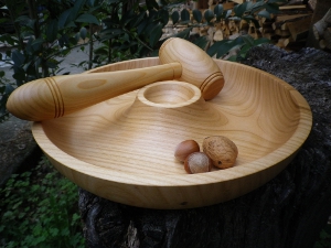 Création tournée en bois, efficace pour casser les noix et garder les cernaux intacts