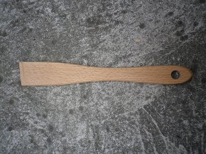 Ancienne pince à cornichons en bois